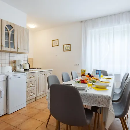 Moni 1 By Interhome アパート